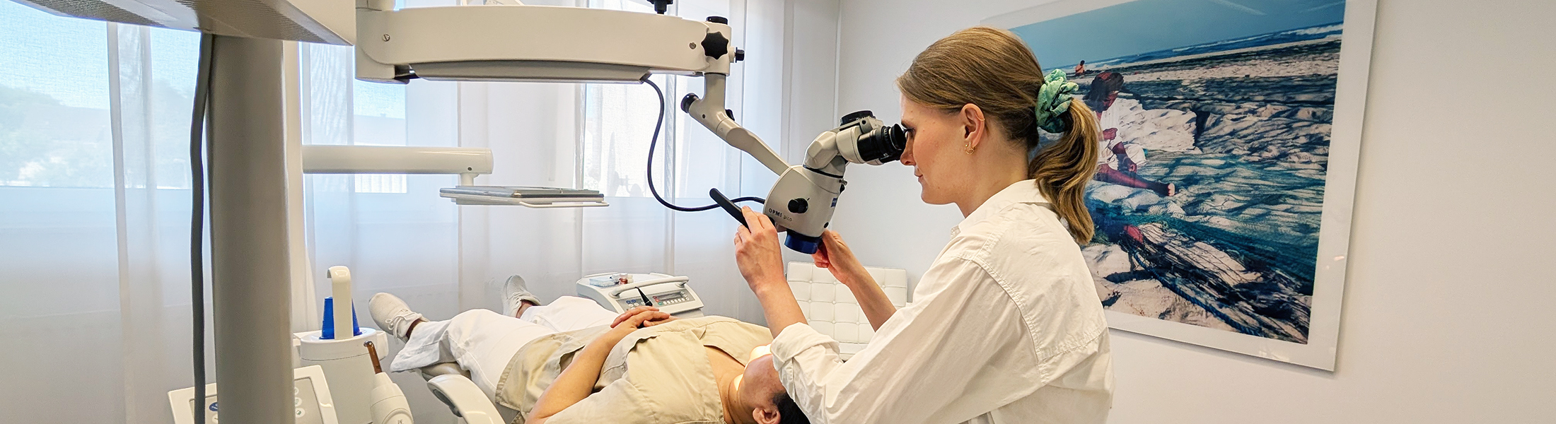 Mit dem OP-Mikroskop kann noch präziser gearbeitet werden.